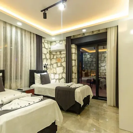 Melisa Oezel Havuzlu Villa Kas