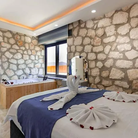 Melisa Oezel Havuzlu Villa Kas